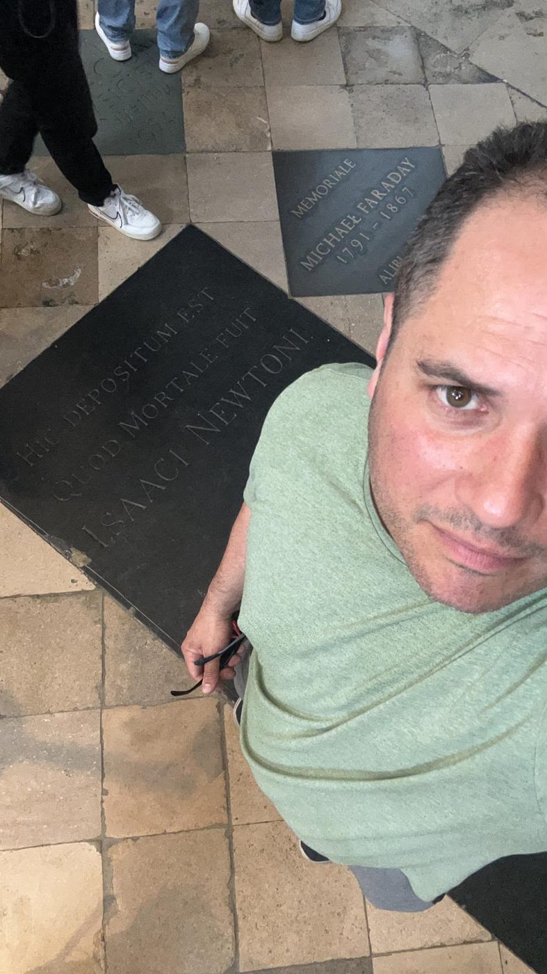 Ivan em Westminster Abbey, junto ao túmulo de Newton